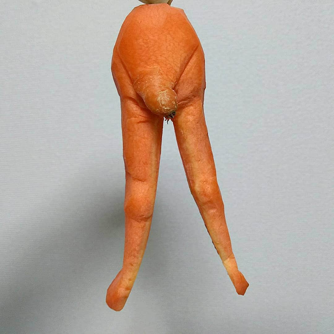 sweet_strawberryさんのインスタグラム写真 - (sweet_strawberryInstagram)「🥕🥕【#珍野菜 】人参です。#デッサン人形 ？ 🥕This is carrot.🥕 Carving of carrot 🥕 🥕モッコリ出っ張りは、元からあったけど、脚が無かったので、無理矢理、🔪包丁で二股に切り、脚を彫刻したよ。 ⚠️モノクロにするな！って🙈 #犬神家の一族 🥕#やらせ#安心してください#人参 #にんじん#carrot#carving#カービング#野菜カービング#野菜彫刻#包丁#造形」4月20日 17時13分 - sweet_strawberry