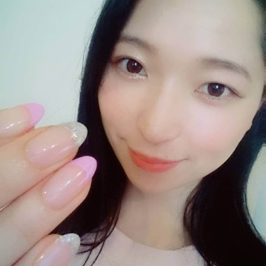 鶴あいかさんのインスタグラム写真 - (鶴あいかInstagram)「ネイル変えてきました✨ジェルネイルじゃないって知ると皆凄い近付いて見てきますw  @schone_frau.nail  爪削らないし、時短で綺麗になるシェラックネイル٩(*´︶`*)۶爪が割れなくなって本当に有難いです。  #schöne_frau #シェーネフラウ #中目黒ネイル# ネイルサロン #シェラックネイル #ジェルネイルもやってます ✨」4月20日 17時15分 - tsuru_aika