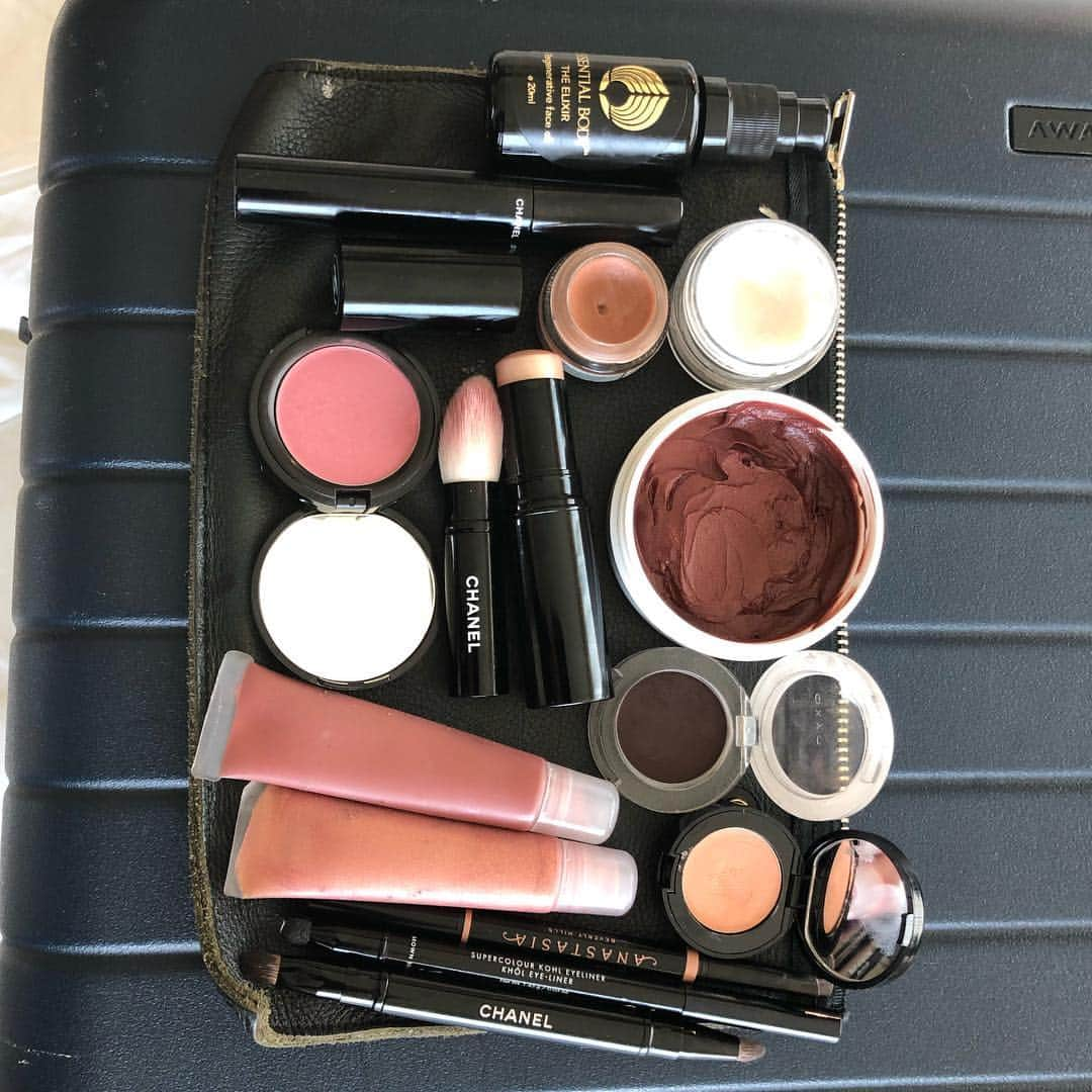 ボビー・ブラウンさんのインスタグラム写真 - (ボビー・ブラウンInstagram)「Getting ready for the @indiamakeupshow and because I’ve been asked a thousand times since I’m here what makeup I use here is what I packed on this trip.  I do like experiencing new makeup since leaving the brand. I do still use the corrector in peach bisque but I mix it with a moisturizer because I’m dryer now. I tagged some. Some are unnamed and from a friend」4月20日 17時16分 - justbobbidotcom