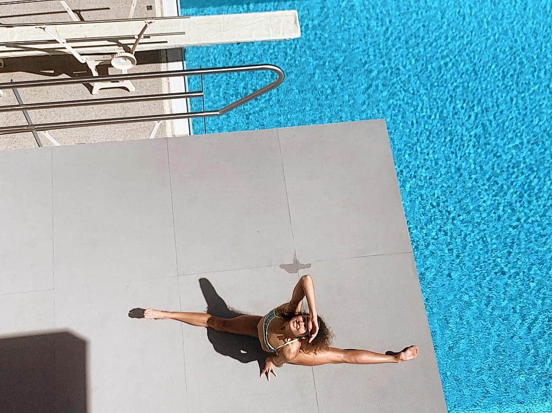 ズザンナ・ヤカボスのインスタグラム：「hi 🙋🏻‍♀️ ☀️ * *  #tb #split #fun #fitness #flexible #hashtag #hatehashtags #whocares」
