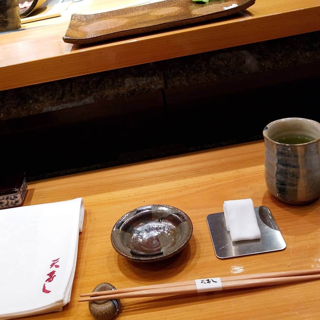 今堀恵理さんのインスタグラム写真 - (今堀恵理Instagram)「ずっと行きたかった福岡県小倉にある「天寿し」に行って来ました お寿司一本でお酒なし。お寿司を純粋にカウンターで食べました💕　 貴重な日 見た目の美しさも素晴らしいです。 美味しかった～✨大満足です  コーデ ブラウス　@lamia_fashionn スカート　gucci 帽子　@lucienpellatfinetofficial  #天寿し 　#食べログゴールド　#日本の名店　#sushi🍣  #福岡県小倉 　#ミシュラン　#japanesefood  #美味しかった😋 　#新幹線なう 　#michelin #九州　#ヨンア　#めしてろ 　#食べ歩き記録  #タベスタグラム」4月20日 17時24分 - eriimahori