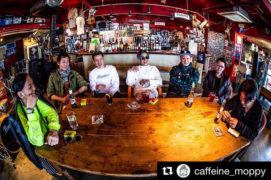 KAI_SHiNEのインスタグラム：「🔥🔥🔥🔥 #Repost @caffeine_moppy ・・・ ♫ ‪🔥🔥BIG NEWS🔥🔥‪ CAFFEINE BOMBに‬ ‪新たな仲間が増えます！‬ ‪FROM湘南‬ ‪山嵐！！！！！‬ ‪新アー写公開！！‬ ‪夏に作品リリース予定！！‬ ‪全国ツアーも開催！！‬ 昔からの仲間！ CAFFEINE BOMBから 作品リリース！ 感慨深いにも程がある。  このアー写、凄く凄く 気に入ってます！！ 笑顔で自然体！！ @hayachinphoto  に撮影してもらいました！！ 撮影協力 江ノ島OPPA-LA ありがとうございました！  湘南は、茨城から出てきたオレを すんなり仲間として受け入れてくれた、大切な場所。 そこで最初に仲良くしてくれたバンドがNO END WHYと山嵐だった！ だからオレは今でも湘南が好き。 第二の故郷！  続々と情報発信していきますので 山嵐、よろしくお願い申し上げます！！ ‪#山嵐‬ #yamaarashi ‪#caffeinebomb‬ ‪#caffeinebomborganics‬」