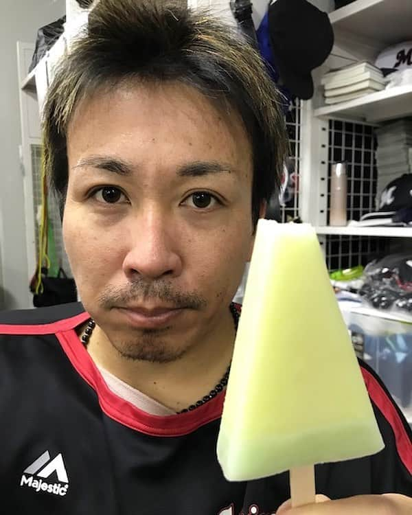 千葉ロッテマリーンズさんのインスタグラム写真 - (千葉ロッテマリーンズInstagram)「勝利のメロンバー🍈🍈🍈🍈🍈🍈🍈🍈🍈🍈🍈🍈🍈🍈🍈🍈🍈 #千葉ロッテマリーンズ #chibalotte #ZOZOマリンスタジアム #益田直也 #セーブ✔ #🔒」4月20日 17時32分 - chibalotte