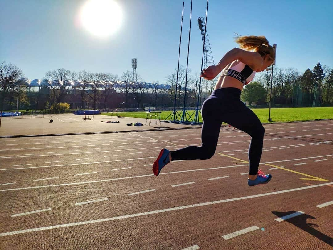 アガタ・フォルカシェブイチのインスタグラム：「Next stop ➡️ Japan 🌸🎌 #sprinter #athlete #polishgirl #blonde #track #tracknation #trackislife #sprint #running #sun #sunny #roadtoyokohama #reebokpl #reebok #onevibe #fit #instafit #fitspiration #gymfreak #fitfreak #girlswithmuscle #strez #hes #physique #olympic #stadium 📸 @wojtek_kosendiak_strez.pl」