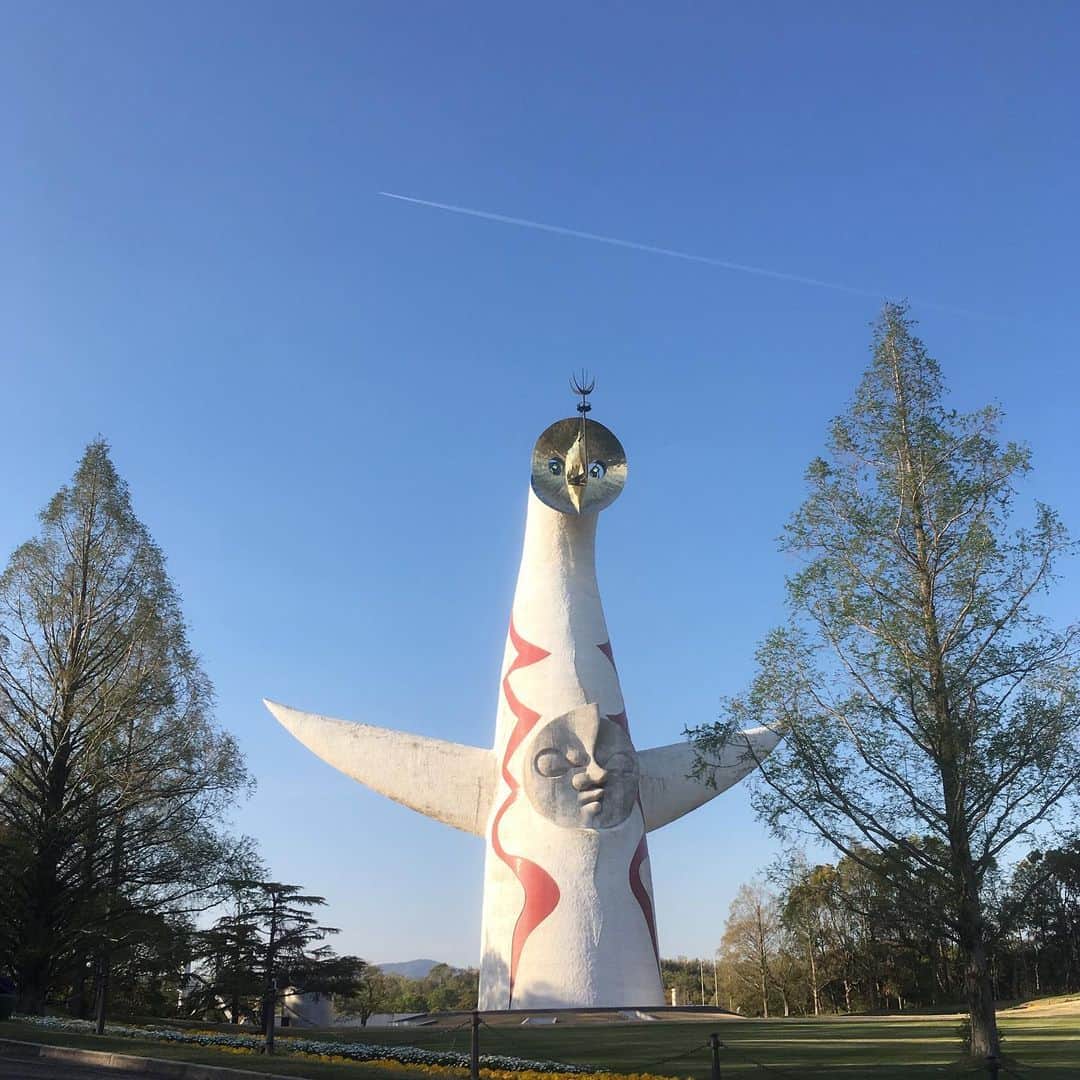 青木俊直さんのインスタグラム写真 - (青木俊直Instagram)「太陽の塔と飛行機雲」4月20日 17時35分 - aoki818