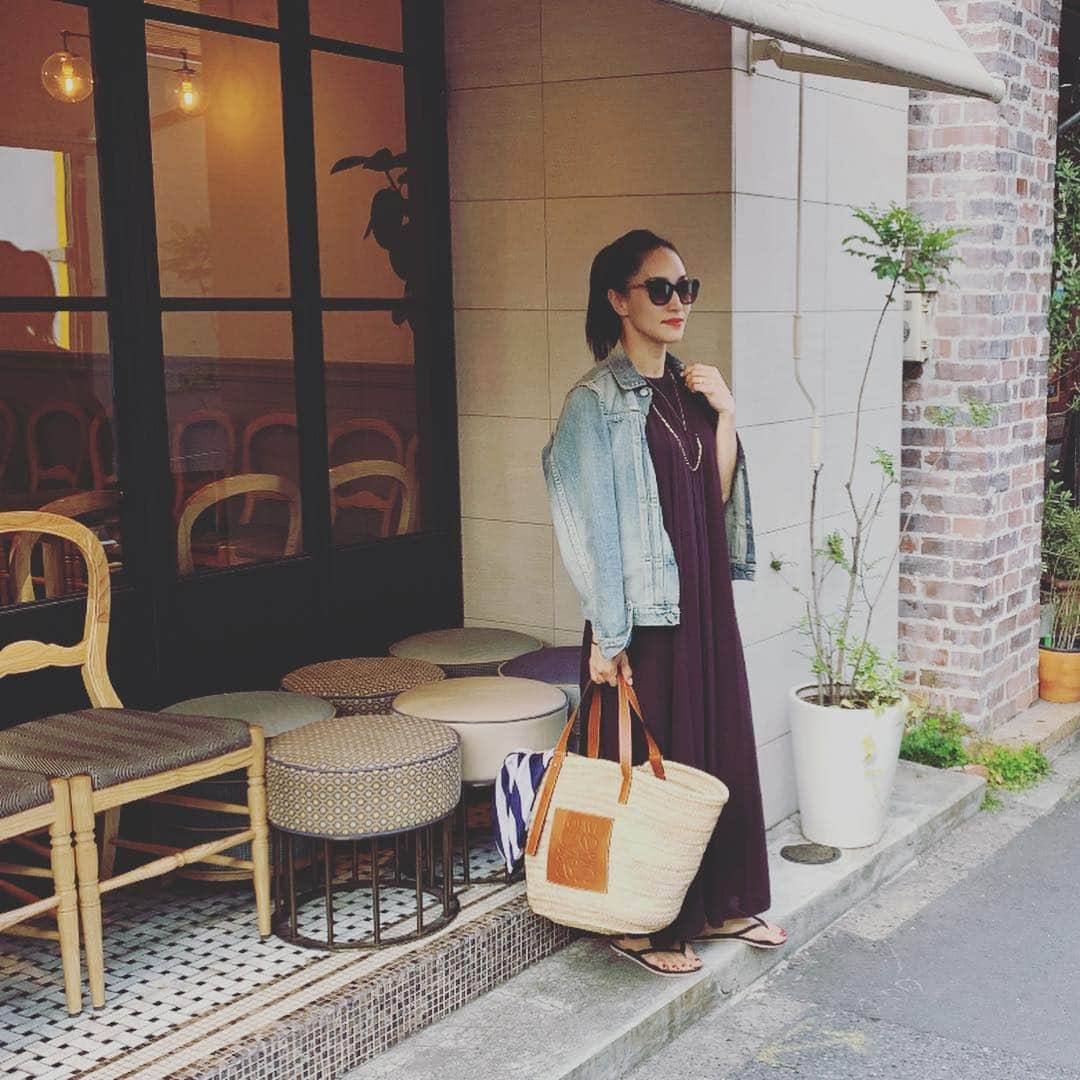 亀恭子のインスタグラム：「快晴で暖かい週末。 . . . サクッと海に行こうかなと思ってたので… リラックスワンピ・カゴバッグ・ビーサン。 . . 結局今日は行きませんでしたが、 タウンでも馴染む程 初夏のような心地よい気候でした。 . . . つい最近、理想的なチェーンのロングネックレスと出会い❤︎ 重ね付けが楽しい今日この頃です。 . . today's… #fashion #ootd #kkstyle #tokyo #kamescloset #jacket #journalstandardlessage #onepiece #aton #sunglasses #thierrylasry #necklace coin #chaos #necklace chain #maramcs #bag #loewe #shoes #thirdmagazine #saturday #sunnyday #spring #saturday」