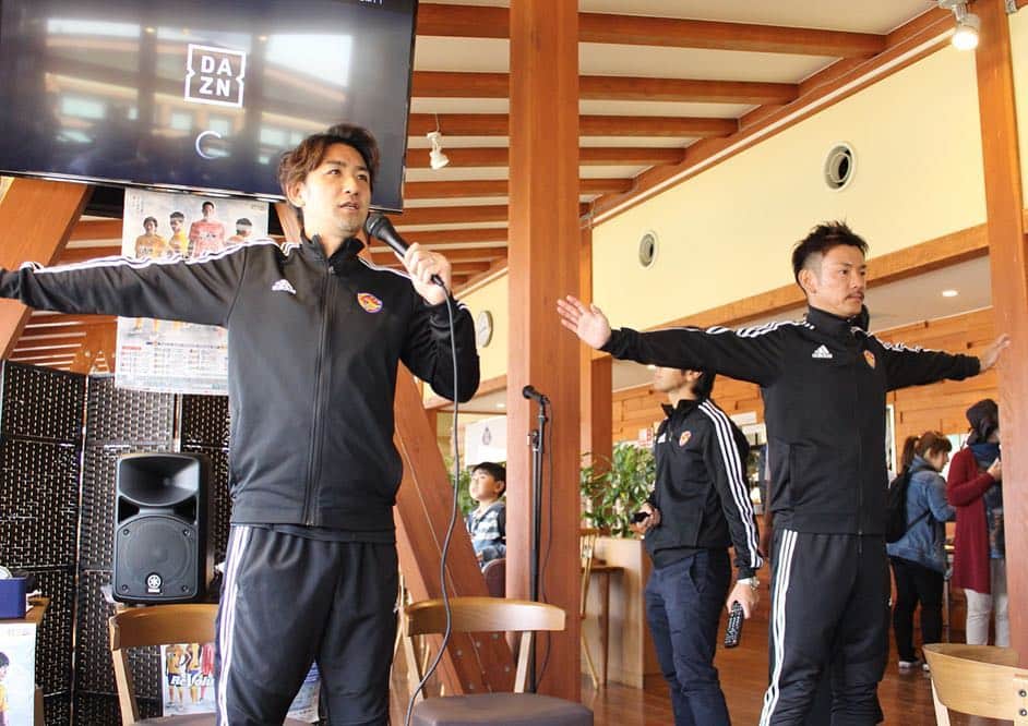 ベガルタ仙台さんのインスタグラム写真 - (ベガルタ仙台Instagram)「4月20日 いしのまき元気いちば DAZN寄贈式 #DAZN #寄贈式 #健康体操教室 #パブリックビューイング #平瀬智行 #クラブコーディネーター #菅井直樹 #地域連携課 #ベガッ太 #ルターナ  #亀山石巻市長の似顔絵 #兄妹仲良く観戦 #いしのまき元気いちば #クラブ創立25周年記念事業 #KIZUNA未来プロジェクト #絆フットボール #2019復興支援in石巻 #ベガルタ仙台 #仙台 #サッカー #Jリーグ #2019シーズン #スローガン #ReVolution」4月20日 17時43分 - vegaltasendai