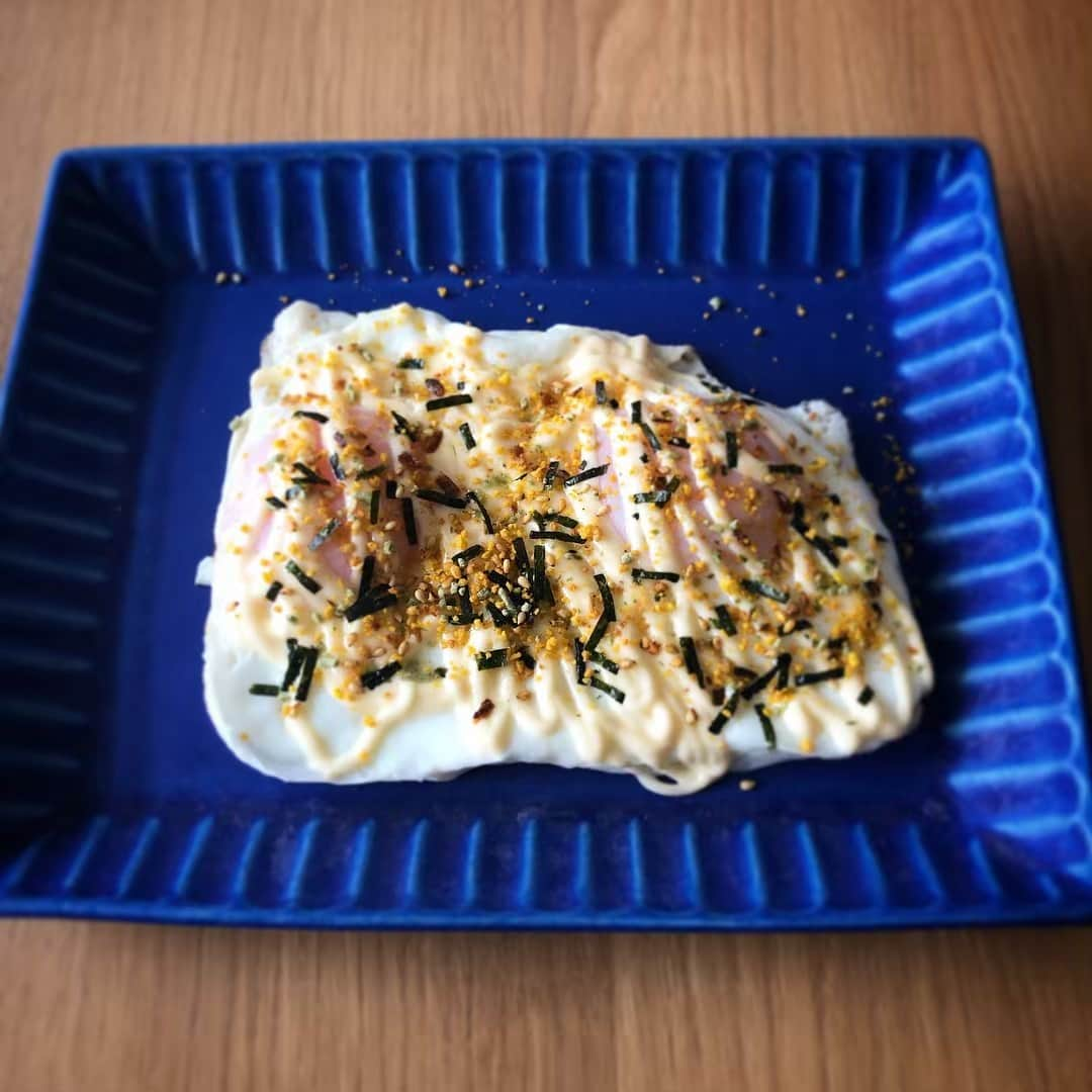 山本紘之さんのインスタグラム写真 - (山本紘之Instagram)「・ 映えないご飯 ・ 大学時代、サッカー部の寮生活で、4年間週6で朝食は寮母さんの作る目玉焼きでした。 はじめは醤油。そして塩コショウ。そのうちソース。さらにカスタマイズするようになりマヨソース。ごまドレッシングを試したこともあったっけ。 最終的に行き着いたのは「マヨネーズ&ふりかけ&ドレッシング」という朝から超ハイカロリーな組み合わせ。 ・ それをご飯に乗せて、最後に黄身を割ってかき込みフィニッシュ。 ・ ・ ・ 今朝、久々に作ってみました。 ・ ・ ・ 最高でした。 ・ ・ ・ #映えないご飯 #目玉焼き #半熟 #思い出の味 #明治大学体育会サッカー部 #寮生活 #16人部屋 #8人部屋 #住めば都」4月20日 17時49分 - yamamoto_hiroyuki.ntv