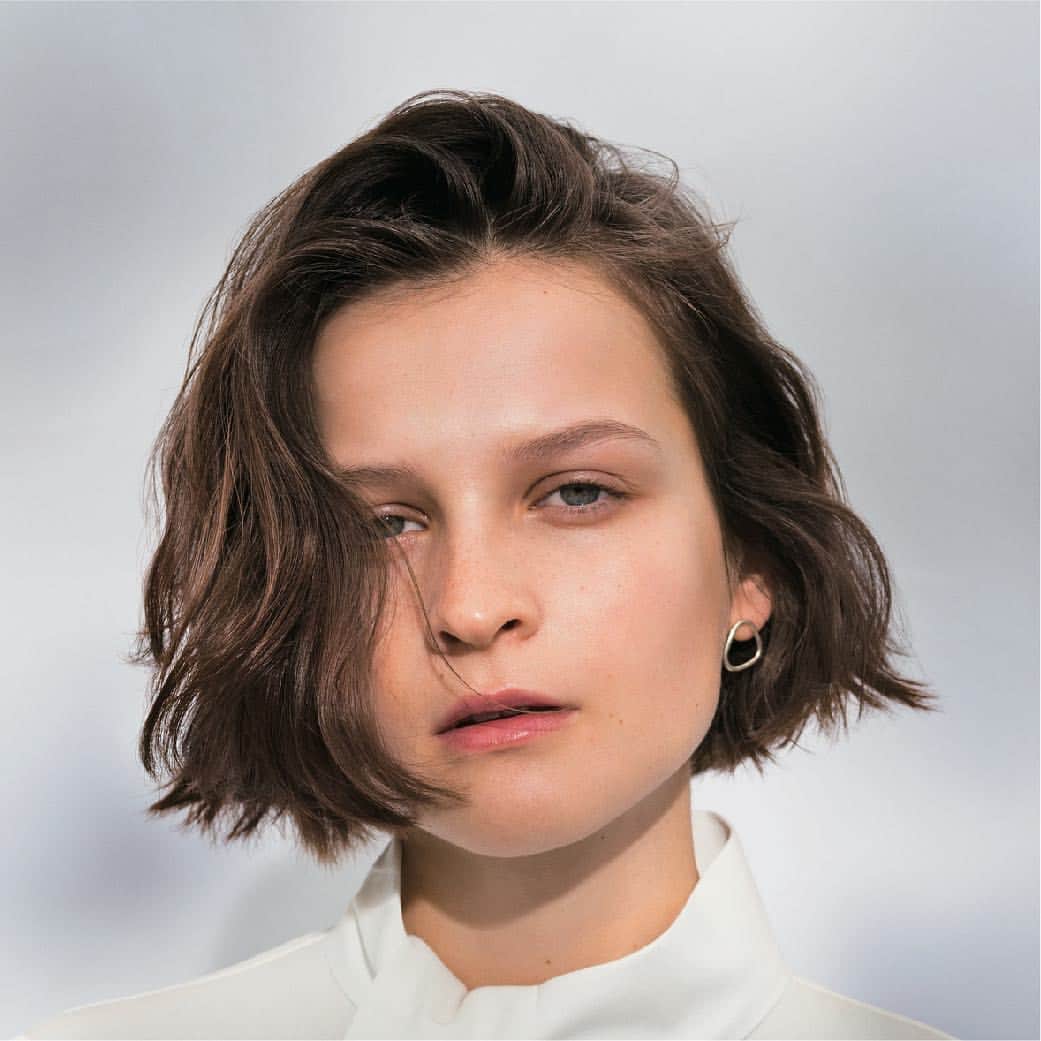 のインスタグラム：「. john masters organics . Hair Styling Collection . "Nuanced Messy" .  髪全体に潤いが行き渡ったなめらかな質感と、自然なニュアンスのクセづけ。ナチュラルな動きを演出する、柔らかな印象のミディアム～ショートスタイル。 .  1. ベースローションとして髪全体に[ヘアスプレー] を吹きかけ、ブローします。 .  2. ヘアアイロンまたはドライヤー&ブラシでクセづけをし、ニュアンスを出します。 .  3. ツヤを出したい部分に[R& Aヘアミルク N ]をなでつけます。 . #crueltyfree #nontoxicbeauty  #crueltyfreebeauty  #johnmasters #johnmastersorganics #perfectlynatural #perfectlynaturalbeauty #crueltyfree #ジョンマスターオーガニック　#ジョンマスター　#スタイリング　#スタイリング剤  #ヘアミルク #ヘアスプレー #ボブ #ニュアンスヘア #ショートボブ #ショートアレンジ」