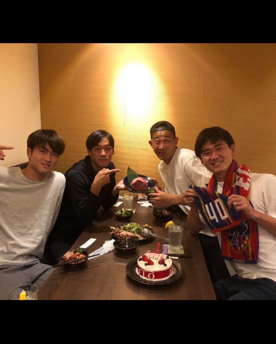 平川怜さんのインスタグラム写真 - (平川怜Instagram)「今日、19歳になりました！これからも頑張ります⚽️ この写真は、お店の方がFC東京を応援してくれていて、輝一くん、幾笑くん、豪くんと一緒に誕生日を祝ってもらいました。美味しいご飯ありがとうございました！  #誕生日#19歳#ラスト10代」4月20日 17時58分 - rei_hirakawa