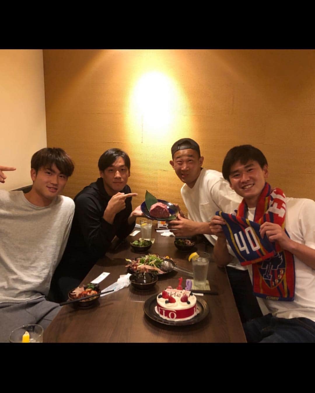 のインスタグラム：「今日、19歳になりました！これからも頑張ります⚽️ この写真は、お店の方がFC東京を応援してくれていて、輝一くん、幾笑くん、豪くんと一緒に誕生日を祝ってもらいました。美味しいご飯ありがとうございました！  #誕生日#19歳#ラスト10代」