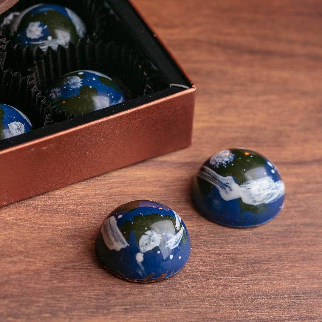 ヒルトン東京さんのインスタグラム写真 - (ヒルトン東京Instagram)「【地球の美しさにうっとり！】﻿ アース月間限定（Earth Month）の地球チョコはいかがですか？シェフが一つ一つ丁寧に模様を描いたプラリネは3種類の味でご用意。様々なハニーに合わせたガナシュはいかがですか？﻿ ※地球チョコはショコラブティックで販売しています。﻿ ﻿ Yummy Earth Chocolates (Honey Ganache) are available in Chocolat Boutique till the end of April! Wonder what flavors there are? Swipe left!﻿ ﻿ #hiltontokyo #earthhour #earthday #chocolate #praline #gourmet #foodporn #motherearth #honey﻿ #ヒルトン東京 #西新宿 #スイーツ #チョコレート #アースデイ #とろける #とろーり #ハニー #はちみつ #スイーツ女子」4月20日 18時01分 - hiltontokyo