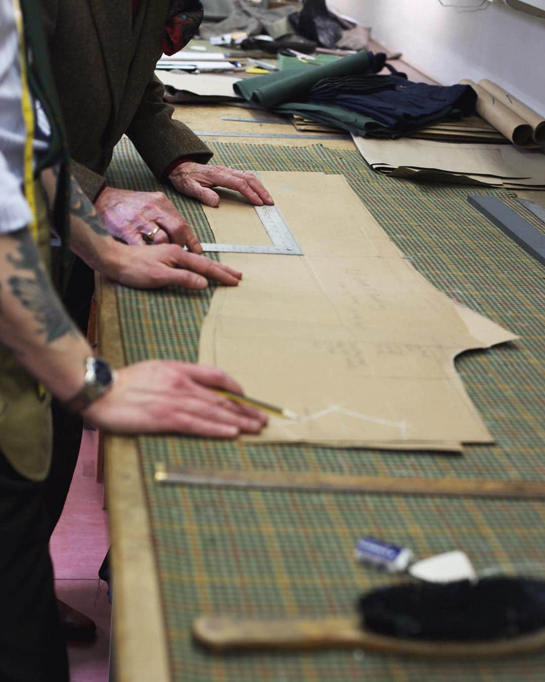 エドワード セクストンさんのインスタグラム写真 - (エドワード セクストンInstagram)「In the studio: Edward and Peter working on the master pattern for new Sexton trousers for our ready-to-wear collection. Stay tuned for more sneak peeks... . #EdwardSexton #SS19 #Parallel #Trousers #1970s #Inspired #MensStyle #Handmade #Tailoring #SavileRow #Tradition #Modern #Design #TheSextonLook」4月20日 18時07分 - edwardsexton
