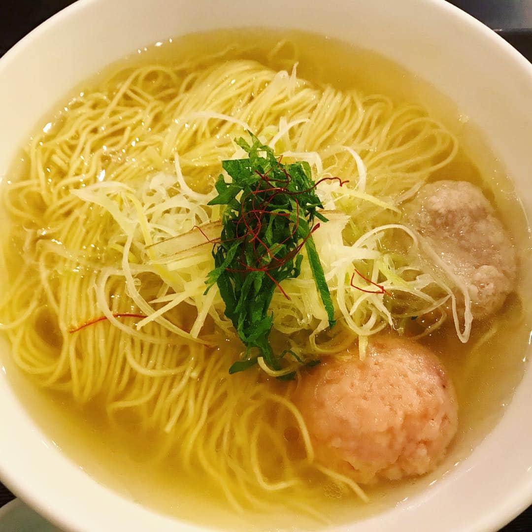 のインスタグラム：「なんだかんだで久しぶり？のラーメン！！細麺と魚の出汁が効いた塩スープが◎たっぷり入ったネギの食感とつみれもいいアクセント😌 . #ラーメン #🍜 からの #温泉 #♨️ #最高 #休日 #幸せ #麺屋海神 #ラーメン好きな人と繋がりたい #ラーメン女子」