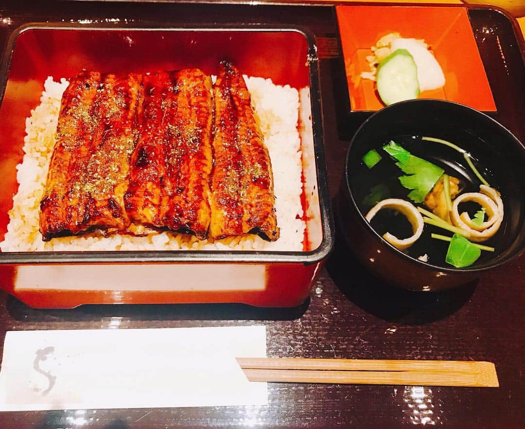 秋吉織栄（宮内かれん）さんのインスタグラム写真 - (秋吉織栄（宮内かれん）Instagram)「#飯テロ ‼︎‼︎ 名古屋遠征してました。 眠い…ははは。 テンションちょっとおかしい（笑）  久々に疲れを感じてます😅 やっぱり睡眠は大事ですね。  これから稽古へ❣️❣️ 今日は終わったら真っ直ぐ帰ろう。。 うん。きっと、そうします🙄  念願の鰻を❤️❤️❤️ 名古屋駅付近で15分で平らげてきました🤤  #鰻 大好き😊❤️」4月20日 18時09分 - orie.oliiiiie.olivia