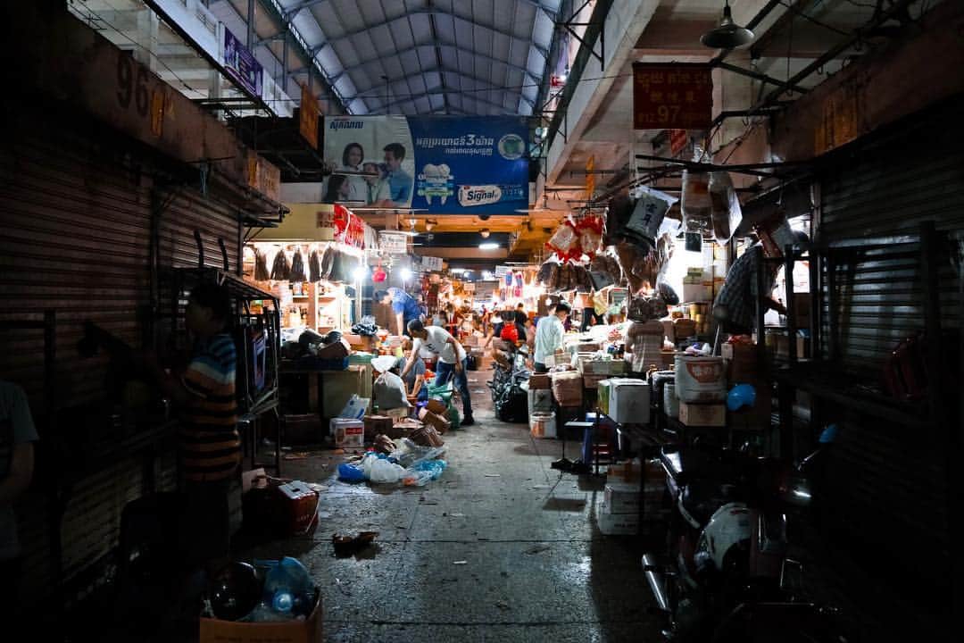 Shunsuke Miyatakeのインスタグラム：「Well organized Chaos in a market, Orussey Market, Phnom Penh.」
