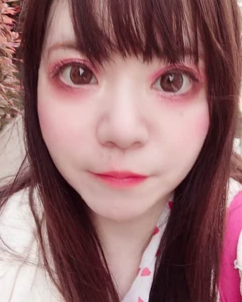 hoshizaki eriのインスタグラム：「. こんばんは🌃🌙✨ 帰り道に撮れた謎動画❣️🤣笑 . ワンピース👗 @dholic_official  バッグ🛍 @maisondefleur_press  メイクは全体的に濃いめピンクで❣️ . またアイテムを詳しく紹介しますが アイメイクは @jillstuartbeauty  @dholic_official  @bcl_company_official  @stylekorean_japan  などのアイテムで仕上げました💖 ピンクでキラキラ✨大好き❣️😘🎀 . そんな今日は、色々あって 銀座に行ったりしたのですが 風が冷たかったなぁ💦(´pωq`) けど気分や服はもう春🌸❣️(∩´∀`∩) @dholic_official のワンピは ボウタイでハート柄で可愛いの💖 メイクも明るく春気分ー🌸💗 . . #ootd #springcode #動画 #pinkmakeup #motd💄 #hairmodel #salonmodel #ふわヒラワンピース #femininestyle #girly #pleaselikeit #likebackalways #followme #followback #vavimello #koreanfashion #koreanmakeup #shooting #스타일링 #데일리룩 #맞팔 #팔로미 #뷰티인스타 #화장품추천 #메이크업」