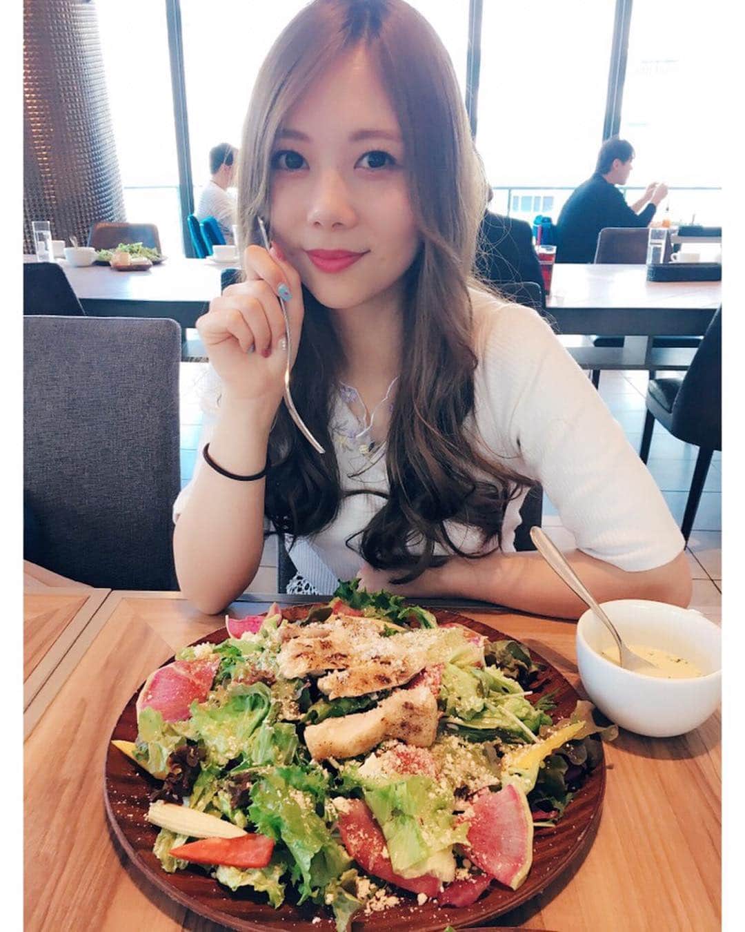西村季里子のインスタグラム：「・ ランチに迷った時は やっぱりここにきちゃう☺️💚 勝手にこのサラダのこと 「怪物サラダ」って呼んでて(コラ) つい注文のときに「この怪物にします」 って言ってしまった👻☁️⚡️ 友だちがあたふたしてた🙈💦💦 大満足🥗❤️💛❤️💛 #ランチ#サラダ#怪物サラダ#🥗#lunch#salad #草食べてる動物の気持ち#むしゃむしゃ #美味しい#好きだよ#大満足 #follow#followme」