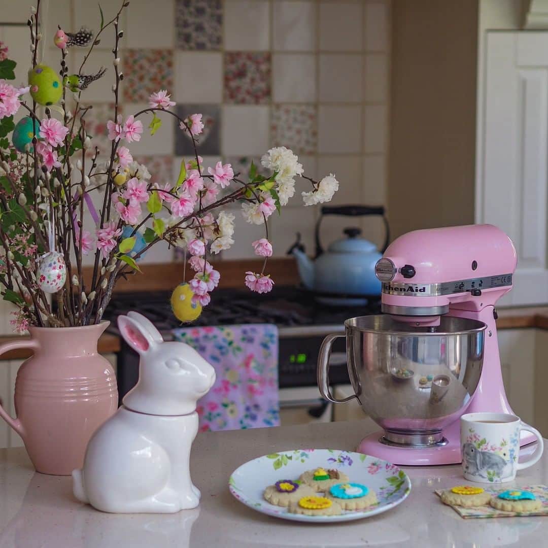 ローラアシュレイのインスタグラム：「Good morning! It’s @all.thats.pretty again 💁 We have been super busy baking Easter Biscuits this morning! How cute is the little bunny biscuit jar? Almost too cute to store biscuits in... Luckily we will eat them all straight away anyway 🤷🤣! See you later...」
