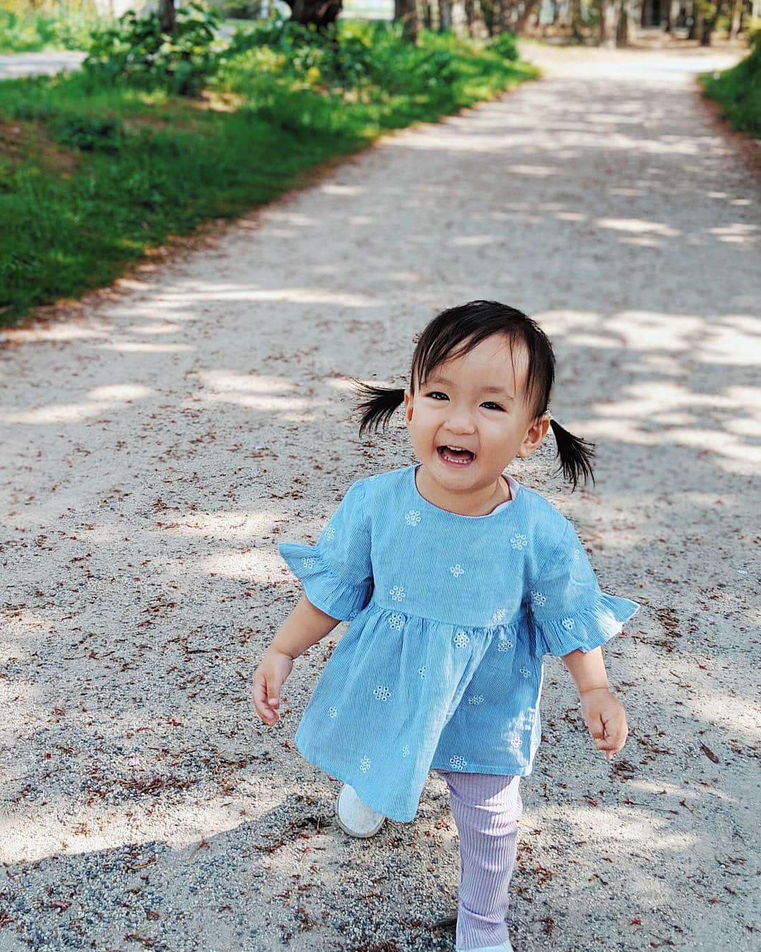 のインスタグラム：「長さはなにげにあるの🌼 ボリュームがないの👧🏻笑 3枚目ね🤣🤣 この細くて柔らかい髪も いずれは恋しくなる時期が すぐに来ちゃうんだよねぇ💭 #1歳6ヶ月」