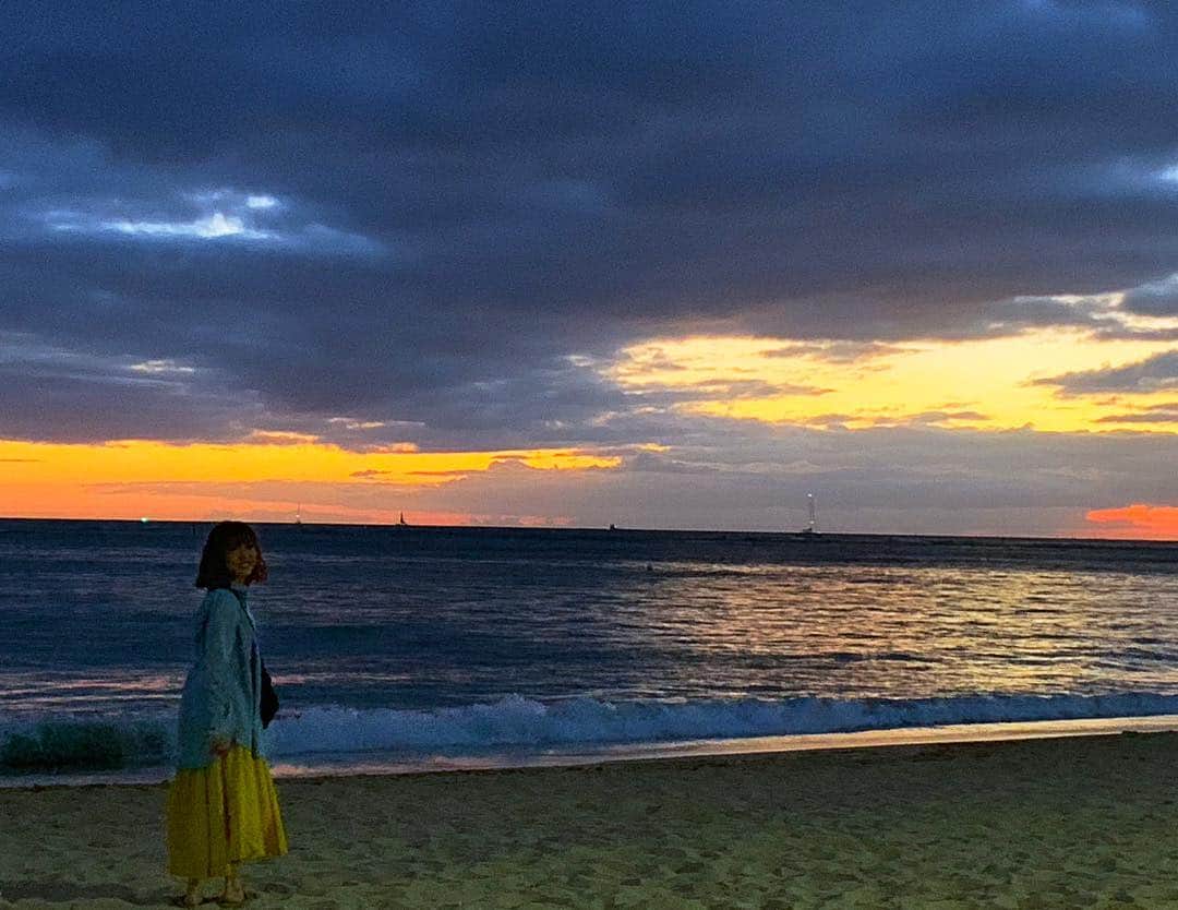 楠田亜衣奈のインスタグラム：「ちらっ。 #今チェキハワイ」