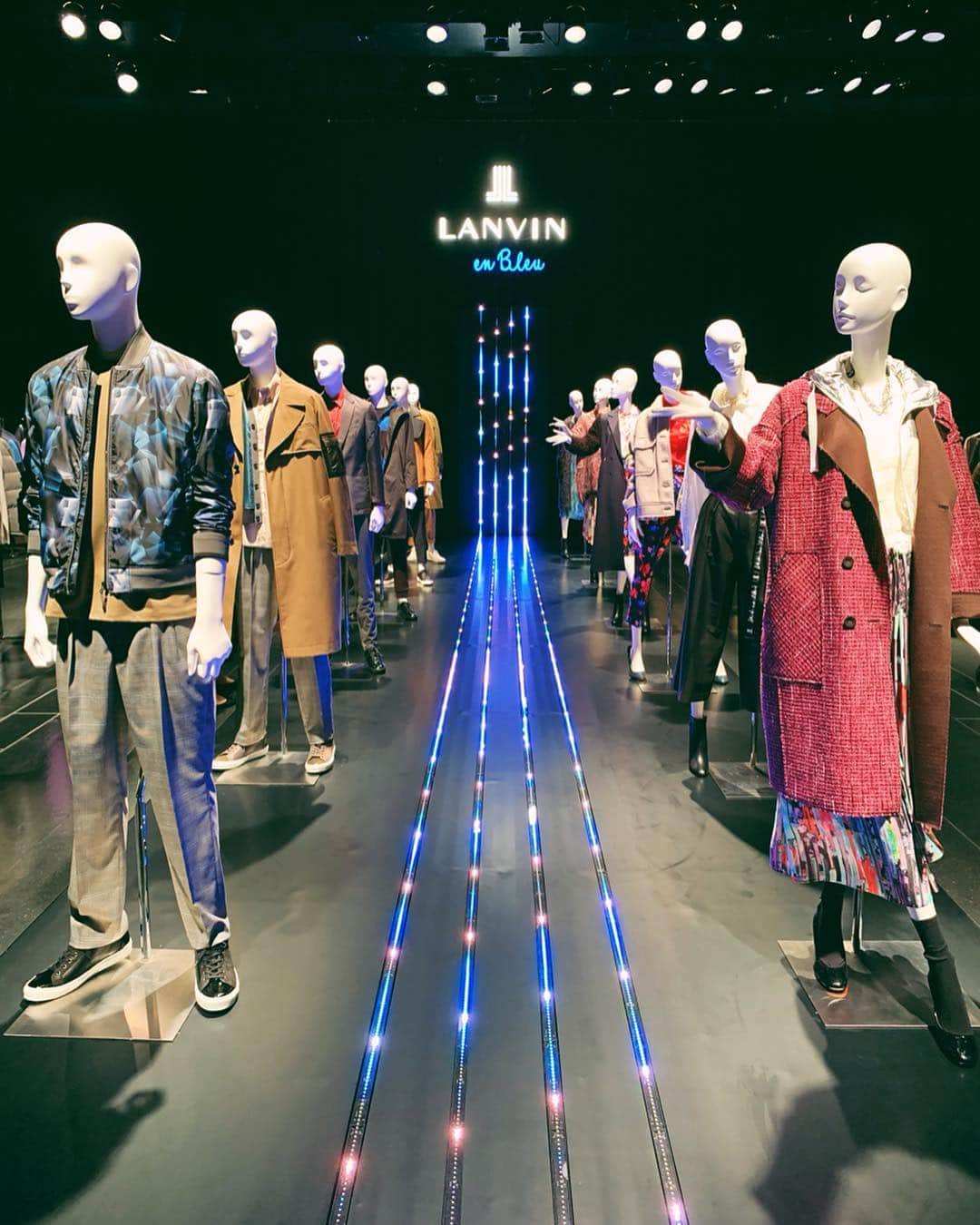 のインスタグラム：「‎⋆ @lanvin_en_bleu_official のAutumn&Winterの展示会 ‪‪❤︎‬" ブランド創立130周年を迎える"LANVIN" 130周年を記念したデザインも可愛かった❤️ 私はTシャツをオーダー🥰 カーキ色の復活希望...🤭笑 ‎⋆ ‎⋆ #lanvinenbleu #lanvin #aw #fashion #ランバンオンブルー #展示会」