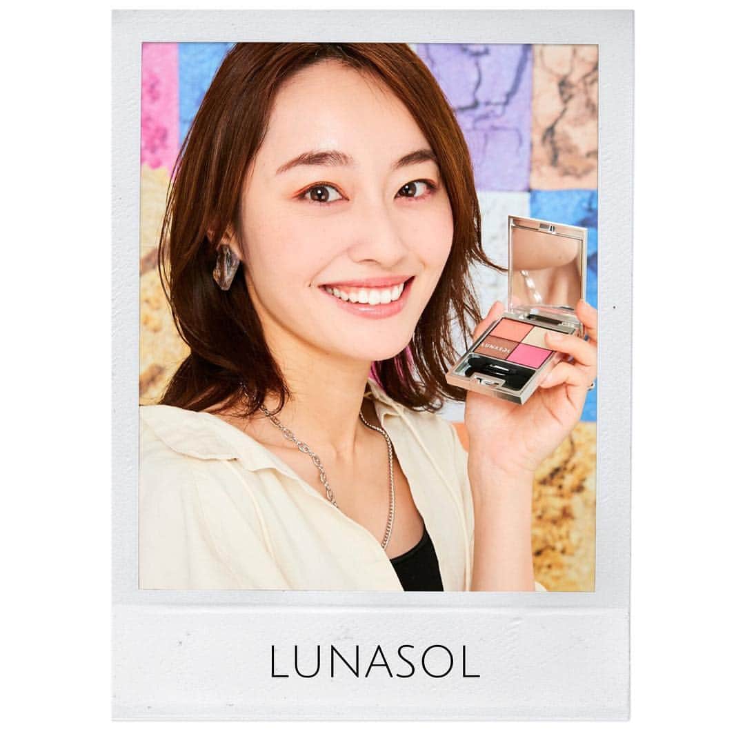 小祝麻里亜のインスタグラム：「ルナソルの夏メイクコレクション「The Lighting Color」をいち早く体験できる、pop up studioのレセプションにお邪魔してきました♡ ． カラーメイクって普段、中々挑戦できないんですが…さすがアイシャドウに定評のあるルナソルだけあって 、品のあるカラーメイクになったよん！ ． メイクアップアーティストさんとぺちゃくちゃお喋りしながら、オレンジとピンクのカラーをタッチアップしてもらいましたが(2枚目参照) 、夏メイクのワンポイントにいいかも😊🍊ファッションにリンクさせるのも🙆‍♀️ ． ． ＿＿＿＿＿＿＿＿＿＿ #makeup#cosme#beauty #ルナソル#LUNASOL #夏メイク #メイク#メイクアップ #カラーメイク #新作コスメ#デパコス #コスメ #メイクプロセス #メイク動画 #셀스타그램#셀카 #셀피#화장품#뷰티스타그램」