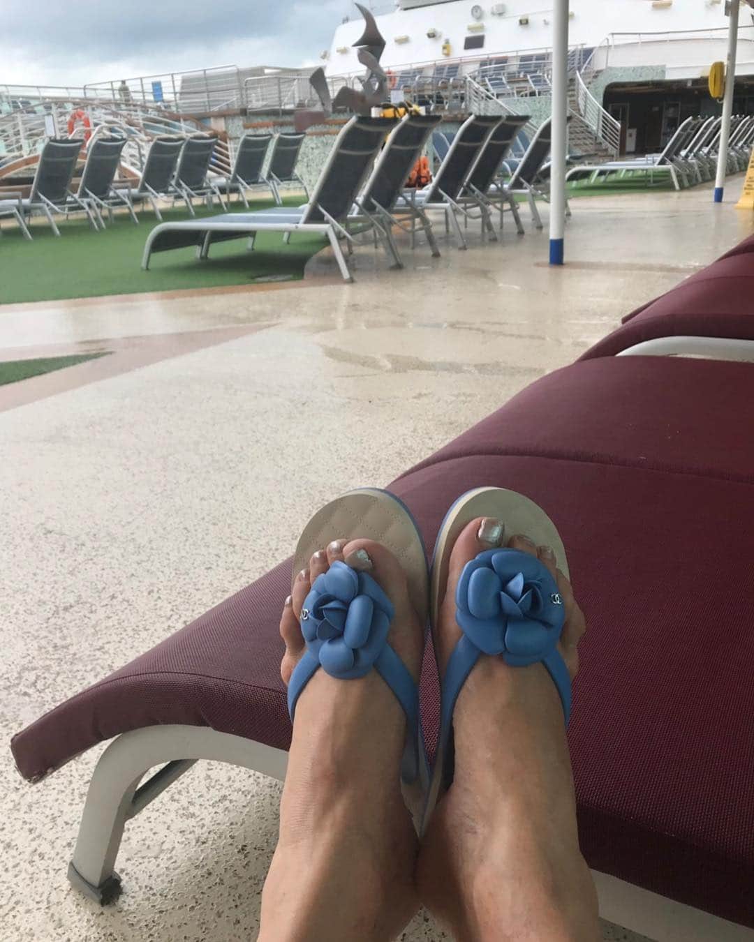 キャシー中島さんのインスタグラム写真 - (キャシー中島Instagram)「*﻿ スウォッチのシンガポールデザインはこれ！﻿ ブルーで優しい感じです！﻿ ﻿ *﻿ 朝ごはんを食べて、プールに来ました。﻿ 今スコールがきて雨が降ってます。﻿ ﻿ お気に入りのビーチサンダルを履いてご機嫌なのに…﻿ 太陽さん出てきてくださいマセマセ🌞﻿ ﻿ 今日から3日間海上にいて﻿ 次はモルジブに向かっています。 * #キャシー中島#kathynakajima #勝野パパ#勝野洋 #夫婦#couple#夫婦旅  #JTB#JTBクルーズ #サンプリンセス#sunprincess  #クルーズ#船旅 #cruise  #豪華客船」4月20日 18時27分 - official_kathynakajima