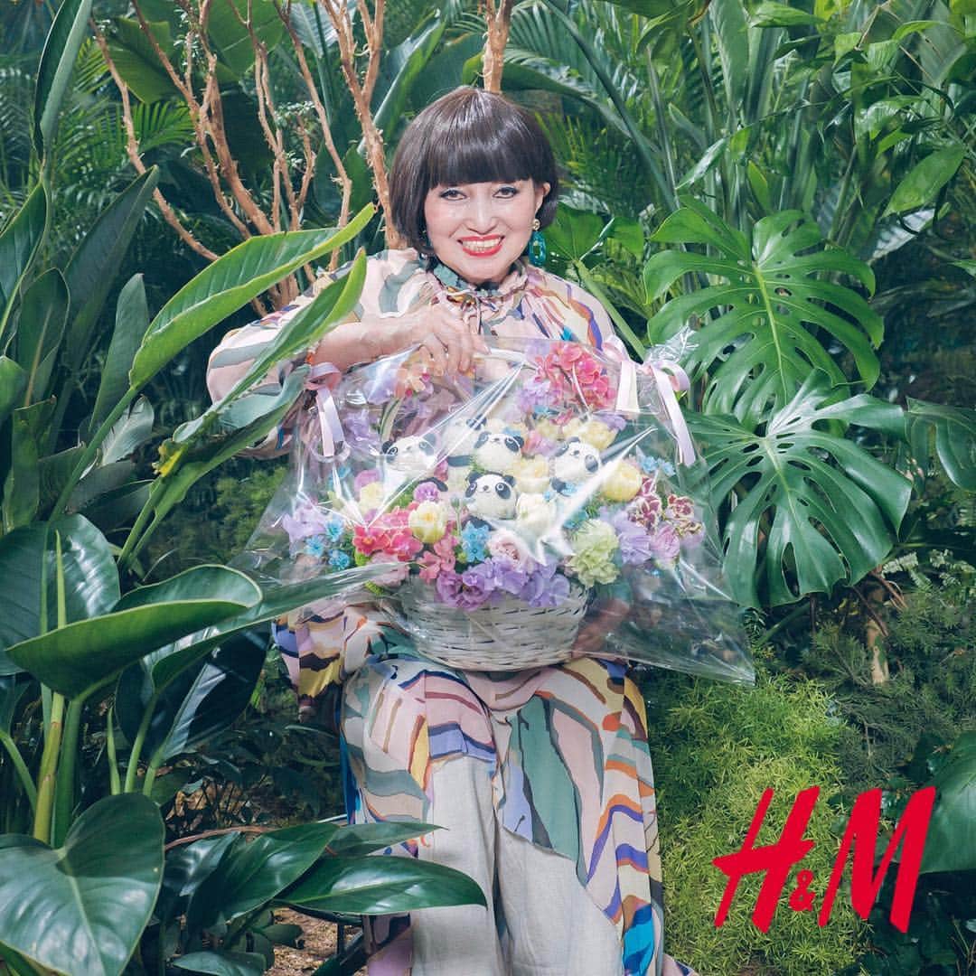 黒柳徹子さんのインスタグラム写真 - (黒柳徹子Instagram)「H&M［Golden Pass］のキャンペーンガールに選ばれて、とっても光栄💕 私は、冒険者に新時代へのパスを渡す「導く人」として登場します。 H&Mがまだ日本に上陸してないころ、ヨーロッパで、お店を見つけて、たくさんお買い物をしていました。 日本に、たくさんのお店ができたので、ときどき、お買い物に行きます。 ファッショナブルで、デザインもサイズも豊富💕 そして、お値段もお手頃！ 年齢関係なく着れるわね。 ゴールデンウイークには、お店などに写真が飾られるそうです。 是非、H&M に行って見てください。 ショッピングバッグもカワイイ💕  #H&M GOLDEN PASSキャンペーン #4月25日 全国のH&Mとオンラインで発売開始」4月20日 18時28分 - tetsukokuroyanagi