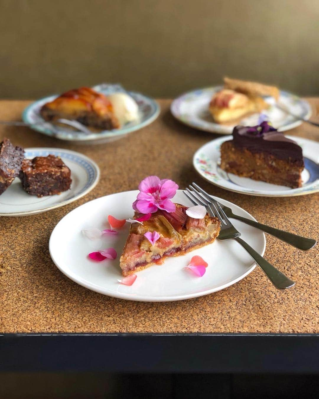 @LONDON | TAG #THISISLONDONさんのインスタグラム写真 - (@LONDON | TAG #THISISLONDONInstagram)「@felicityspector says... here with a spectacular table of cakes from @HenriettaInman cafe @yardarm_leyton - so hard to choose what to have so I’ve gone for a slice of rhubarb frangipane tart, some sticky gooey fruit and nut brownies, some chocolate fig cake with a whipped ganache, a slice of apple and custard galette and some pear and hazelnut frangipane tart with plenty of cream... this should keep me going! 🤣🙈 Henrietta is one of my best friends and her baking is truly amazing - she is mid way through a year long residency here in #Leyton and if I could just move in and eat here all day long I would. She cooks with seasonal, local produce, some of it from her parents kitchen garden in Suffolk... and everything about her cafe is full of love and joy. Have a great Easter weekend everyone and tag a friend who needs some delicious cake! 👇🏼👇🏼 // #thisislondon #london #londonfood #welovecake 🤣👌🏼」4月20日 18時38分 - london