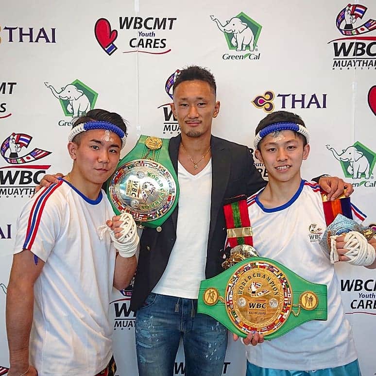 梅野源治のインスタグラム：「WBCのイベントでタイ大使館へ。  先日、ルンピニー新王者になった吉成名高選手とムエサイアムイサーンバンタム級新王者になった品川朝陽選手と。  二人は日本やタイで活躍していて、これからがさらに楽しみ♪  2011年だったかな！？ 二人が僕に憧れて写真を部屋に飾ってくれてるって聞いてメチャクチャ嬉しかった記憶がある。あれから約八年。  彼等もプロの世界で結果を出してる。  僕も頑張ろう👊 いい刺激をもらえて感謝！！ 集合写真ではMOMOTARO選手とも。 彼も日本だけでなく海外でも活躍していて、今ではONEと契約して頑張ってる！！ #みんなに負けてられないな #wbcmuaythai」