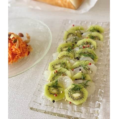 前田ゆかのインスタグラム：「真鯛とキウイのカルパッチョ🥝  今日はママ会の準備中です。  #オウチゴハン  #maeyukareshipi」