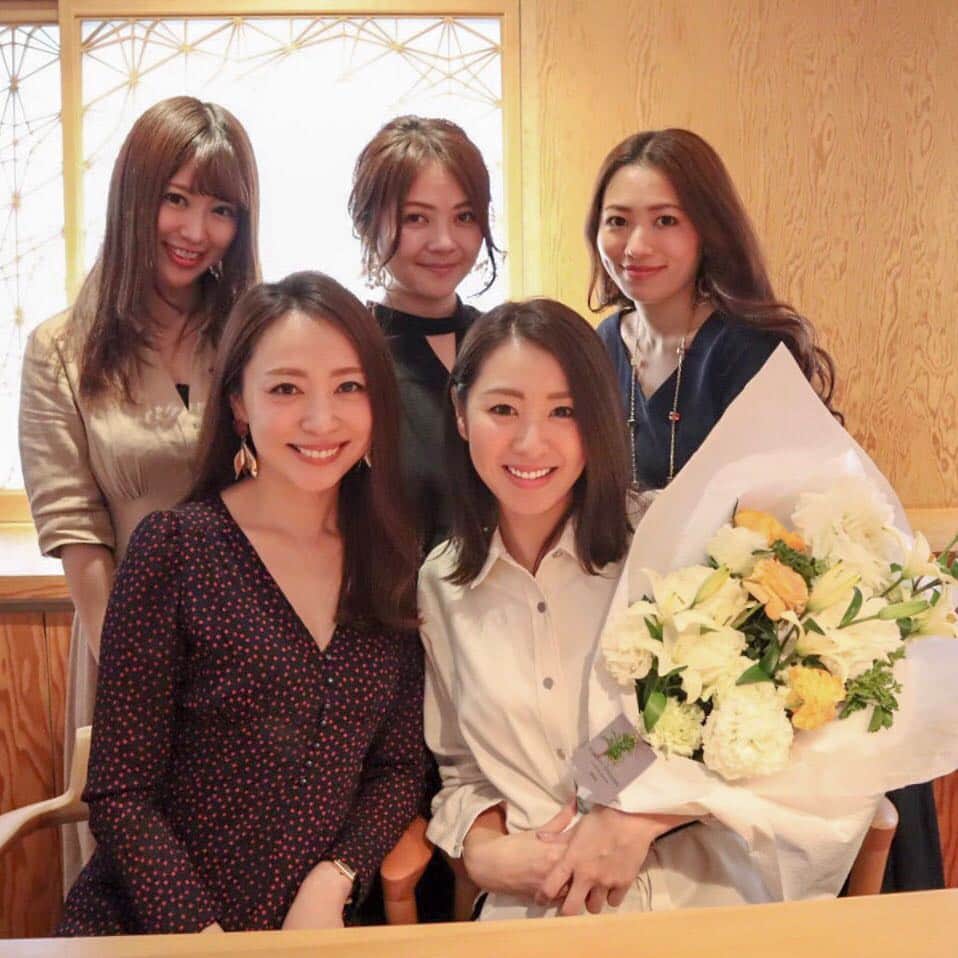 杉下理世のインスタグラム：「今年もいつものメンバーがお誕生日をお祝いしてくれました❤️🎂❤️ 土曜のお昼という貴重なお休みに集まってくれて、事前に私が好きな食べ物をみんなで考えてお店を選んでくれて…✨✨ 本当にありがとうでいっぱいの時間でした😭💐✨ いつも遠慮なくみんながストレートに意見を言ってくれる事が嬉しくて、その一言が結構学びになっていたりするんです❣️ それぞれの道を歩みながら、たまにこうやって集まってみんなの幸せを共有できるって最高に幸せですね🌸 心から感謝でいっぱいです❤️ ありがとう🌸✨🌸 #誕生日 #お誕生日会 #birthday #birthdaysurprise #birthdayparty #仲良し #friends #大好きな人たち #仲良しメンバー #広尾 #恵比寿 #広尾グルメ #広尾ランチ #恵比寿グルメ  #恵比寿ランチ」