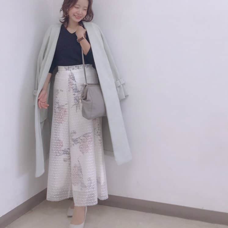 のインスタグラム：「#小柄ママ @toko_happy_toko さんの着痩せブラックコーデをご紹介♡ 👉 https://ameblo.jp/edist-closet/entry-12455561275.html #edistcloset  amebaオフィシャルブログではコーデblog毎日更新中です✨ tops :#エディストクローゼット #エディストクローゼットbセット  #152cm #ファッション通販 #ファッションレンタル #152cmコーデ #小柄コーデ #30代ファッション #30代コーデ #プチプラコーデ #ママコーデ #コーデ #コーディネート #オフィスカジュアル #体型カバー #スタイルアップ #おしゃれさんと繋がりたい #OLコーデ  #コーデセットレンタル ﻿﻿#おちびコーデ  #followforfollowback #f4f #フォロバ #相互フォロー  #相互」