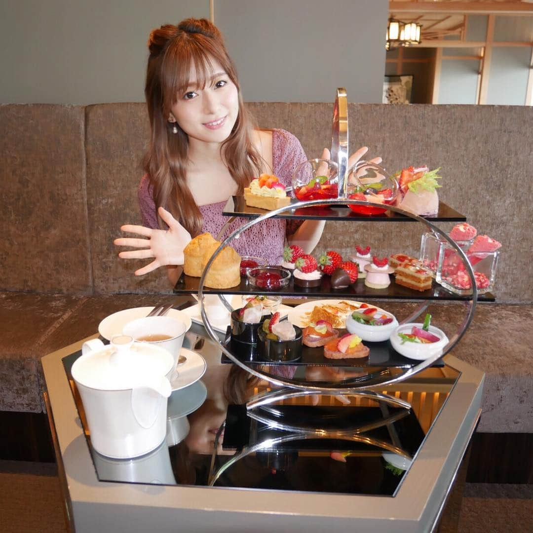 黒坂優香子さんのインスタグラム写真 - (黒坂優香子Instagram)「🍰🍓🧁🍓🍨🍓 ・ ・ THE GRAND GINZA で アフターヌーンティー♡ ・ ・ ずっっっとアフターヌーンティーがしたくて！  もしもしにっぽんのWEBサイト内のサイサイの連載 「サイサイじゃらんじゃらん」の撮影で行かせて頂きました♡ ・ ・ 紅茶もスウィーツもとっても美味しくて最高でした…😭✨ ・ 詳しくはサイトにアップされる記事をお楽しみに♡ ・ ・ そこでパティシエさんをしていた ゆりちゃん！ なんと昔から応援してくれてるサイファミさんだったの！ ・ たくさん想いを伝えてくれて とっても嬉しかった…😭 このお仕事をしていて良かったなぁと思ったし、私でも少しは役に立てたり支えになれているのかなと思えて胸がぎゅっとなりました。 本当にありがとう☺️✨ いつかウェディングケーキ作ってもらいたいな♡ ・ またプライベートでも行こうっと♡」4月20日 18時44分 - yukakokurosaka0606