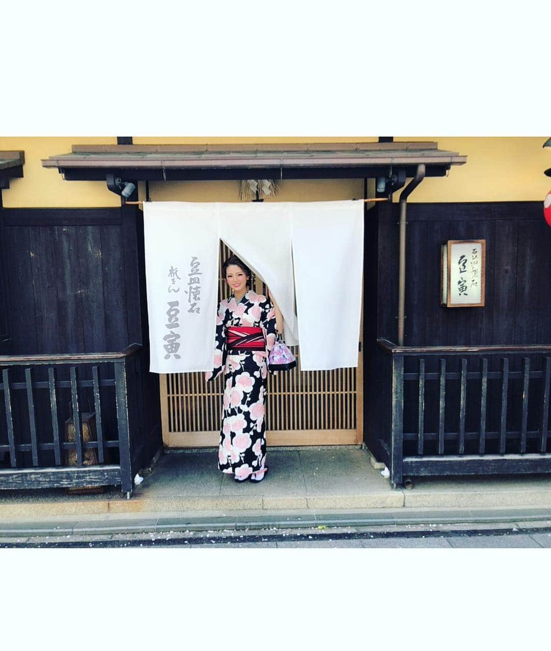 Hazukiさんのインスタグラム写真 - (HazukiInstagram)「❤︎ 祇園 豆寅♡ 名物豆寿司のコースを 頂きました🙏🏼☺️💓 夜はちょっとお高めな 割烹料理屋さんなんやけど ランチはリーズナブルに 頂けるのでめっちゃおススメ✨ . 写真ないけどコースの中に たけのことふきのとうの天ぷらが あって (おそらく旬物で変えてそう) 葉月的にはそのたけのこの天ぷらが1番美味しかった😋 さすが割烹って感じ👏🏼 ぜひ行ってみてねー🙌💓 . #祇園豆寅 #京都着物 #京都 #祇園 #着物 #インスタ映え #tryharddancers  #hazuki #白河葉月 #gogodancer #clubdancer  #followme #dancer #dance #club #トライハードダンサーズ #ダンサー #ゴーゴーダンサー」4月20日 18時47分 - hazuki_.738