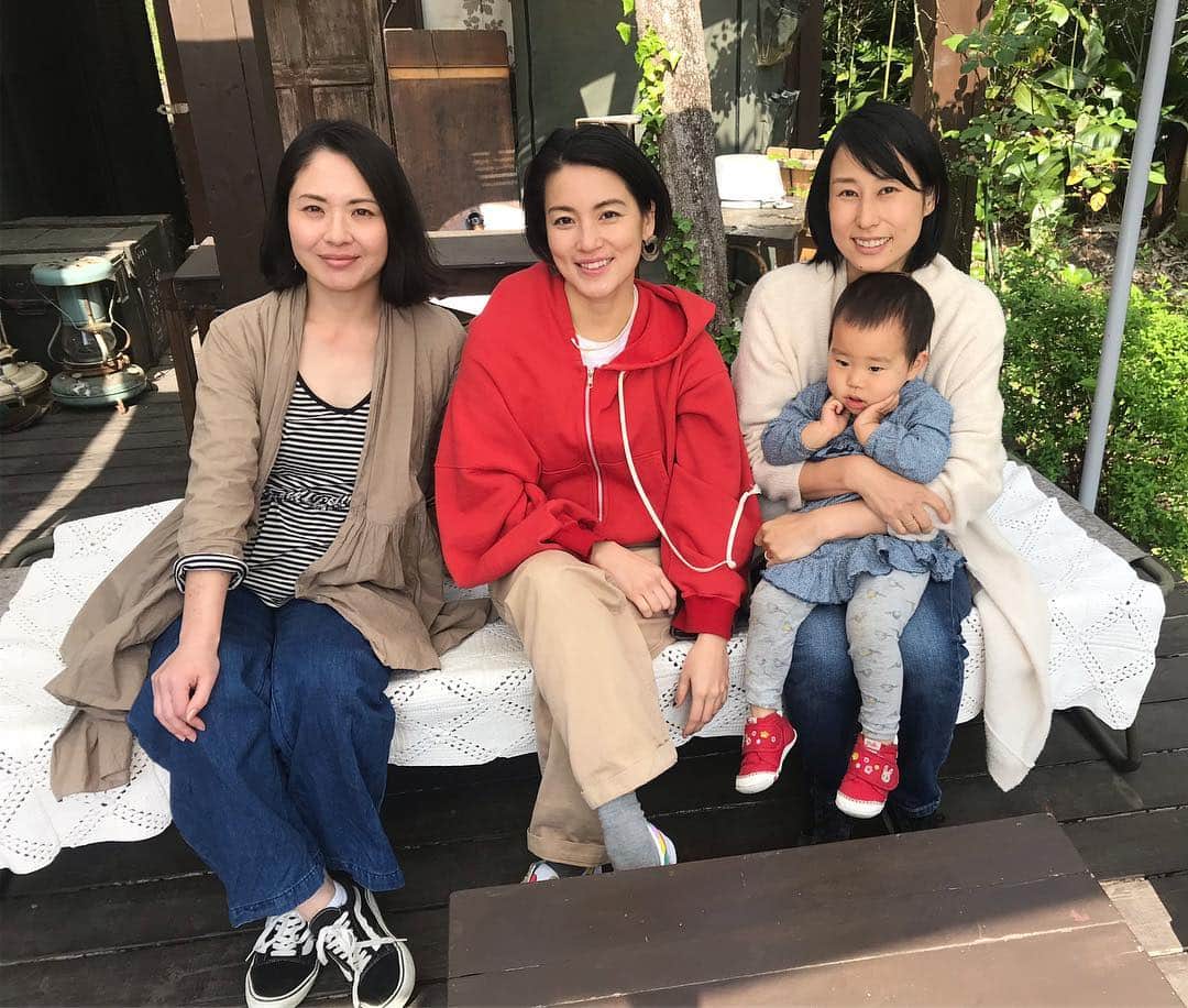 桃生亜希子のインスタグラム：「お天気のよい週末は、仲良しの幼稚園仲間と。 コロコロ笑う子犬のような3人が面白かった○ 気持ちのよい日だったな🌞」