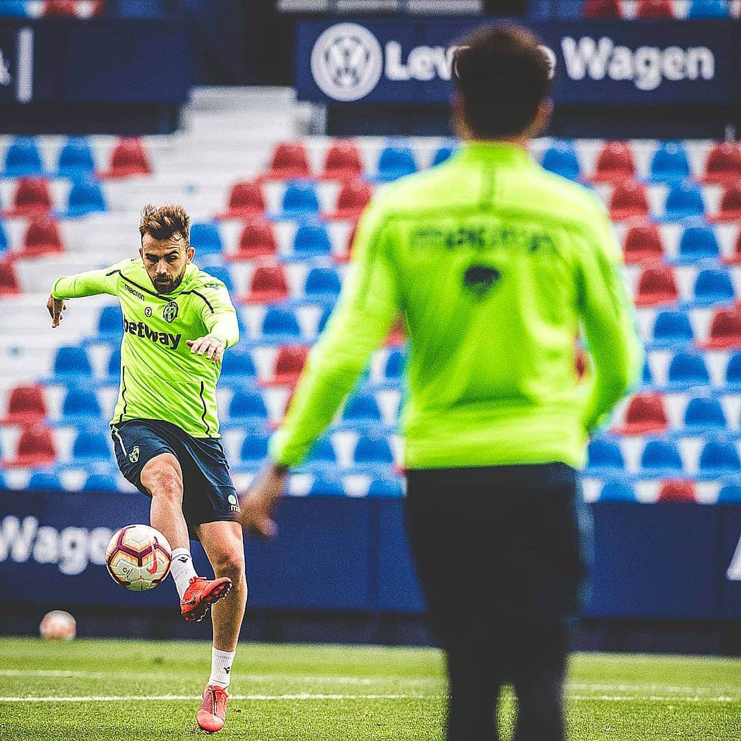 レバンテUDさんのインスタグラム写真 - (レバンテUDInstagram)「Go!!!!! #LevanteEspanyol ##ElClubQuePortemAlCor ❤💙 ---- #OrgullGranota #MachoLevante #LevanteUD #LaLigaSantander #Laliga #futbol #Football ⚽️」4月20日 18時51分 - levanteud