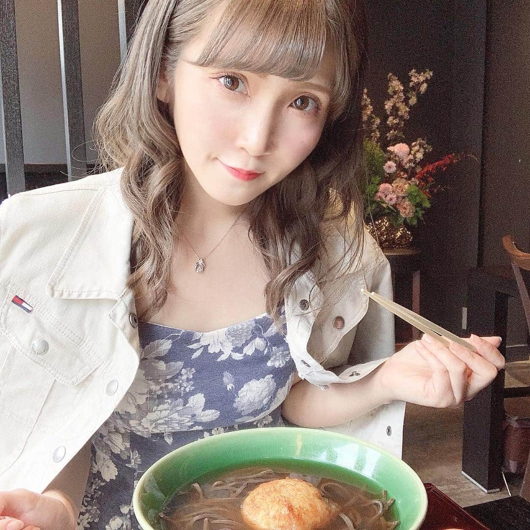 五十嵐茉優さんのインスタグラム写真 - (五十嵐茉優Instagram)「ㅤ ㅤ 麻布十番にある#山あげ蕎麦庵十 さんで 山あげ蕎麦食べてきたよ🐇💭 お蕎麦の上に大っきい山あげがのってて それを割ってお蕎麦に絡めてたべるの！ お蕎麦は普通のお蕎麦より黒くてコシがしっかりしてて すごくおいしかった🥺✨ ㅤ 店内もシックな感じで一風変わってお洒落だった💭 ㅤ #庵十 #山あげ蕎麦 #ヘルシー #黒いお蕎麦 #麻布十番 #蕎麦 #soba #麻布十番ランチ #azabujuban」4月20日 18時51分 - mau08us