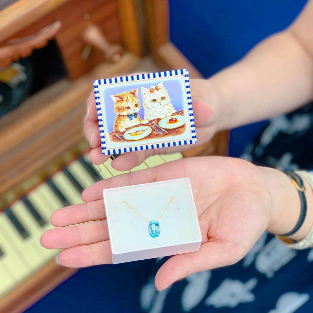 のインスタグラム：「・ 手のひらサイズの ちいさなテキスタイルBOXに 1粒ずつセレクトした天然石のネックレスをIN ・ ときめきをぎゅっと閉じ込めました🎁✨ ・ ・ #franchelippee #フランシュリッペ #天然石 #天然石ネックレス #ジュエリー #textiledesign #jewelry #necklace #テキスタイル #イラスト #illustration #cats #ねこ #catsofinstagram #紙モノ #accessory #アクセサリー」