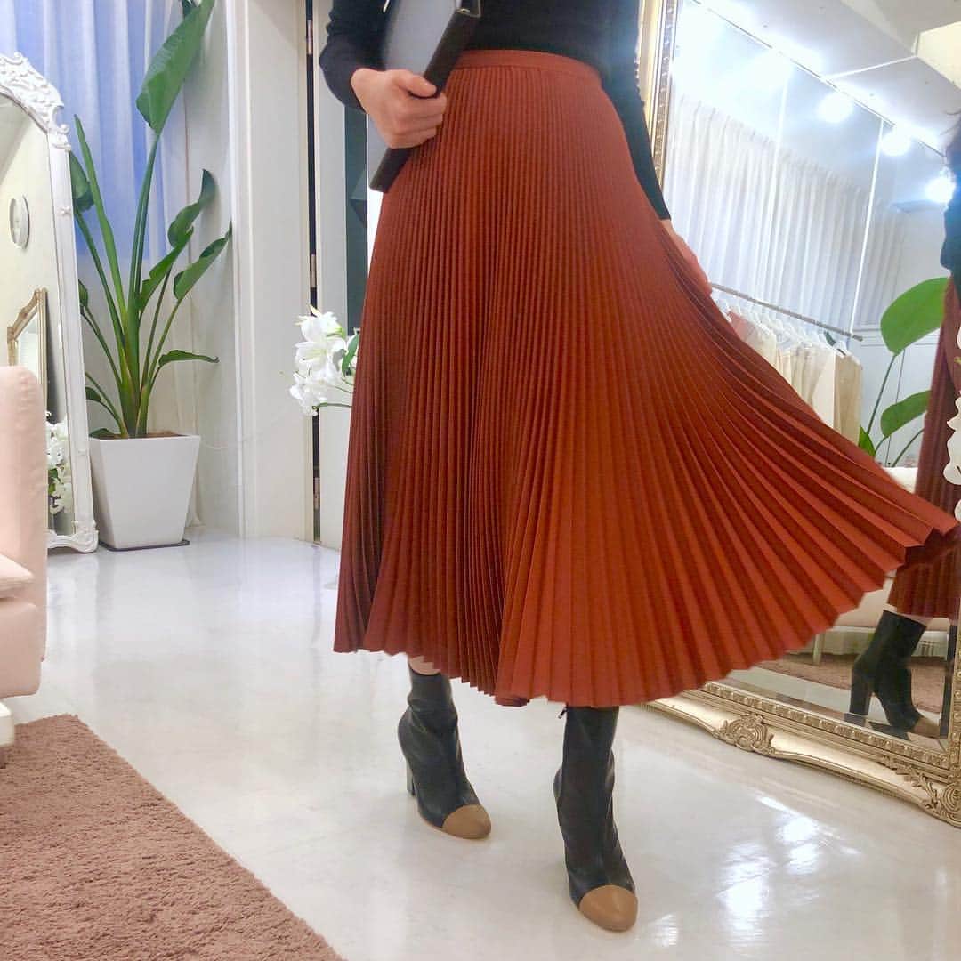 Tsuru by Mariko Oikawaさんのインスタグラム写真 - (Tsuru by Mariko OikawaInstagram)「"New color!" ☆pre order開催中！  大人気のプリーツスカートに新色のTERRACOTTAが登場。  こっくりのした色味は秋にぴったりのカラーリング。 この一枚でぐっとスタイリングをブラッシュアップしてくれる。  バイカラーブーツとも好相性。  Alina ¥35,000+tax Serge ¥38,000+tax  #tsurubymarikooikawa #autumn2019 #preorder」4月20日 18時53分 - tsurubymarikooikawa