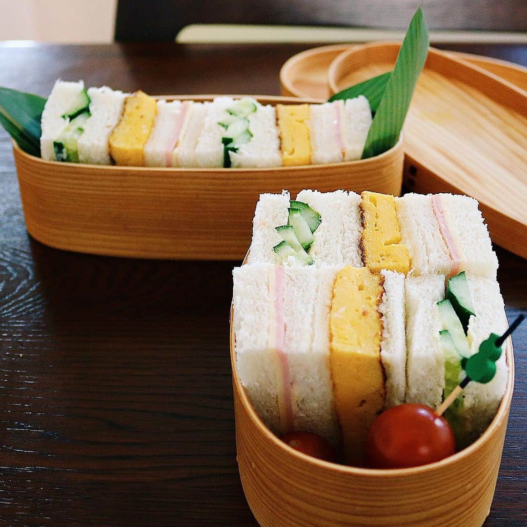 ゆかり/yukariのインスタグラム：「朝ごはん。 ハムチーズ、厚焼き玉子、きゅうりのサンドイッチ。 久しぶりにサンドイッチを作りました。 きゅうりのサンドイッチが美味しすぎるのに、子供達には不評。 そしてパンの耳ラスクが1番美味しいと言われる（サンドイッチあるある） * * * #おうちごはん #うちごはん #朝ごはん #弁当 #お弁当 #料理 #手料理 #食卓 #自炊 #家庭料理 #料理好きな人と繋がりたい #暮らし #テーブルコーディネート #おうちごはんLover #food #japanesefood #foodpic #料理記録 #和食 #ていねいな暮らし #lunchbox」