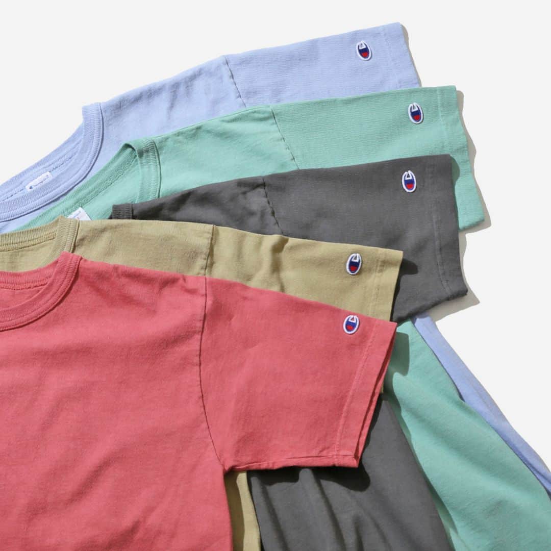 のインスタグラム：「【 CHAMPION × JOURNAL STANDARD 】 絶大な人気を誇る「Champion」 “T1011” から、シンプルさを追求した別注モデルが登場。 . ありそうでなかったポケットなしのシンプルなデザインと、春夏らしい鮮やかなカラーリングは色違い、サイズ違いで揃えたいアイテムです。 . 詳細は公式 BLOG から http://bit.ly/2V56ouB . . ￥4,500+Tax　NO.19071610023710 . . @champion_japan . . #ジャーナルスタンダード  #journalstandard  #baycrews #2019ss #champion #t1011 #exclusive #fashion」