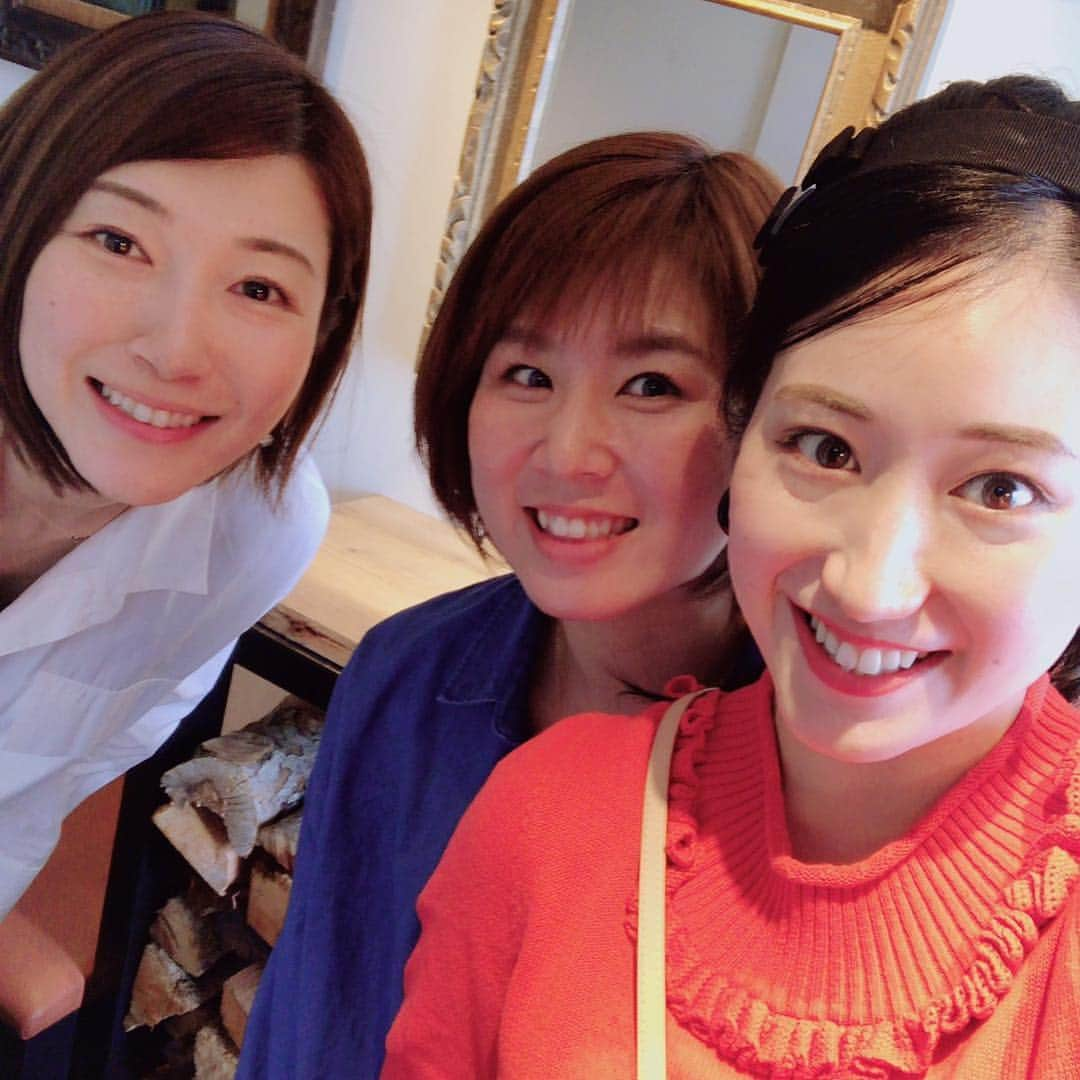 藤井瑞希さんのインスタグラム写真 - (藤井瑞希Instagram)「・ ・ 安定の3人で集合💛 ひたすらに自分らの今後のことや各々の競技について真面目に話すという、女子会とは程遠い会でしたが、真面目な話は私大好きなんでとても有意義な時間を過ごすことができました🤤💓 ・ ・ その後は舞子はんについて来てもらって、えりこさんの手がけるお洋服CIEL’AIRのPOP UP STORE に行って来ました🥰💖 ・ ・ 形がドツボで、とにかくお洋服好きな私は、お洋服デザインしてる方に出会えた事が幸せです🥺 ・ ・ お洋服見て可愛いね、可愛いねって話すの楽しいもん‼️ ・ ・ ご興味ある方は渋谷のマルイに行ってみてくださいねー😜 ・ ・ #田中琴乃 #狩野舞子 #藤井瑞希 #シエルエアー #cielair」4月20日 19時00分 - bdmntnfujiimizuki