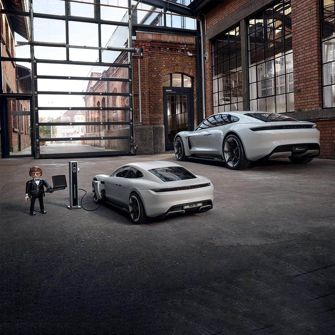 Porscheさんのインスタグラム写真 - (PorscheInstagram)「A new take on E-Performance. The miniature remote control Porsche Mission E from Playmobil features the same harmonious design and detailed craftsmanship of its much bigger all-electric brother. It even comes with a charging station. Check out this gallery to discover more and visit your Porsche centre or our Porsche Online Shop to purchase the Playmobil model. #Porsche #MissionE #EPerformance #Playmobil」4月20日 19時02分 - porsche