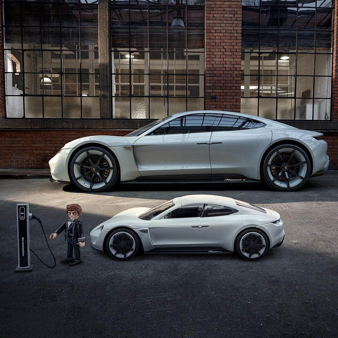 Porscheさんのインスタグラム写真 - (PorscheInstagram)「A new take on E-Performance. The miniature remote control Porsche Mission E from Playmobil features the same harmonious design and detailed craftsmanship of its much bigger all-electric brother. It even comes with a charging station. Check out this gallery to discover more and visit your Porsche centre or our Porsche Online Shop to purchase the Playmobil model. #Porsche #MissionE #EPerformance #Playmobil」4月20日 19時02分 - porsche