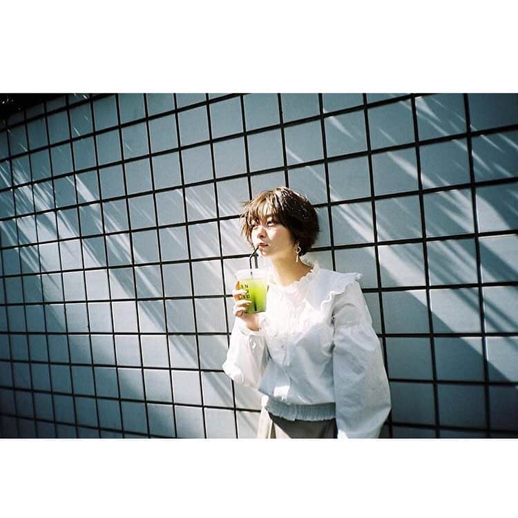 里々佳さんのインスタグラム写真 - (里々佳Instagram)「美味しいお茶と共に石田真澄さんに撮っていただいた、 #茶ガール 特集が公開しました〜☺️インタビューにも答えています。﻿ ﻿ 記事は  @rice.press さんのURLからチェックしてね☺️﻿写真はアザーカットの。 ちなみに飲んでいるお茶は渋谷の @gen2an の水出しゆず緑茶🍊 #chatokyo﻿ #茶と今日 #りり私服」4月20日 19時02分 - ririkaaaaaaaa
