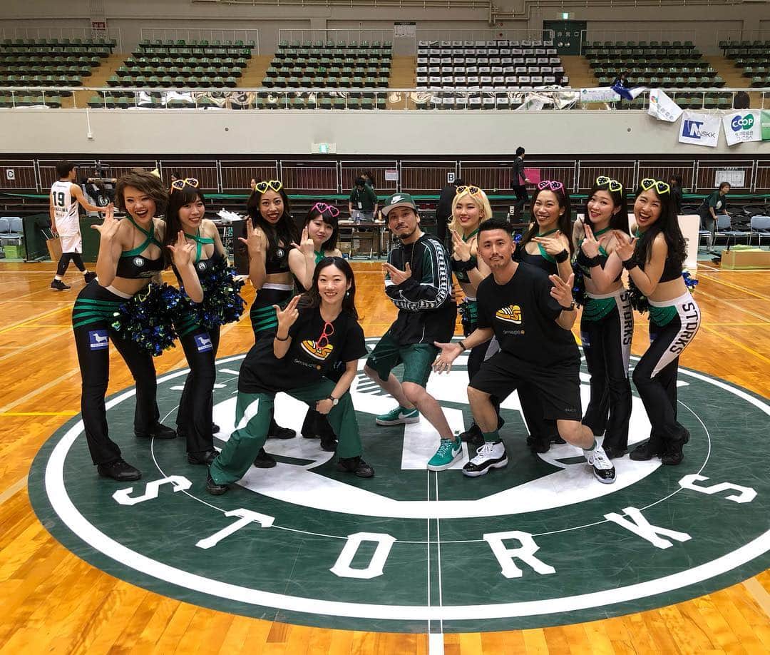 RYO the SKYWALKERのインスタグラム：「西宮STORKS、シーズン最終戦で見事勝利！！！🏀 ハーフタイムにライブさせて頂きました🎤  STORKSチアリーダーの皆さん、AMIさん、ANIくんと📷  ありがとうございました！」