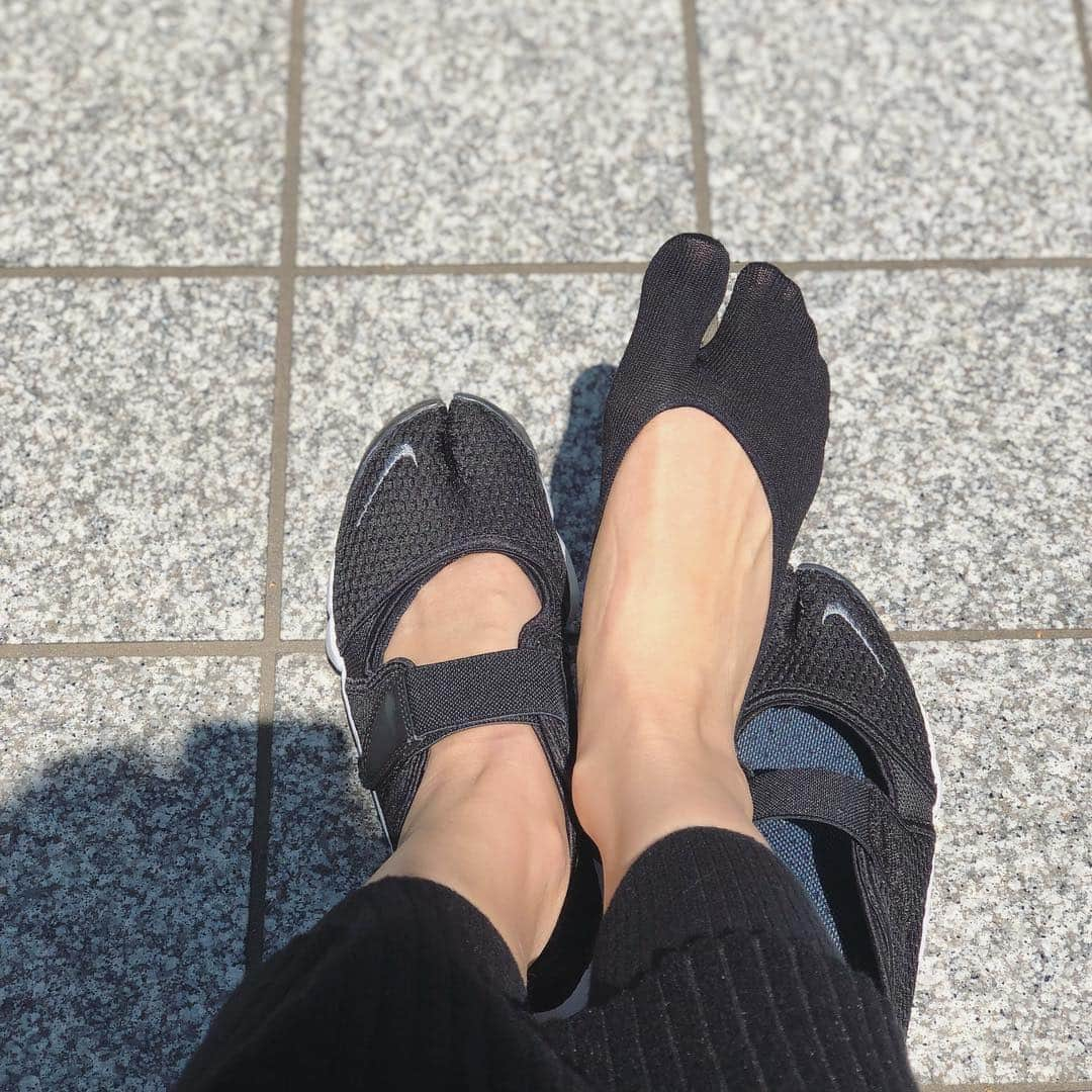 石田 祥子さんのインスタグラム写真 - (石田 祥子Instagram)「ナゼか🤔 襟抜きにならない事が多いけど これは着るだけで完璧なシルエット♡ . . コート #gingerale_tokyo #gingerale2019FW ワンピ #meri #ミーリー レギンス #靴下屋 #tabio_ec  足袋ソックス #tabio #011110185 スニーカー #nike #エアリフト . . @gingerale_tokyo  2019AW展示会へ . HARUTAコラボのローファーは 安定の履き心地でした♡ . . 公式HPに会員登録すると抽選100名に10%OFFクーポンプレゼント中です . . . #gingeraleootd #outfit #2019aw #HARUTA #ハルタ #ローファー #コート #スウェット」4月20日 19時06分 - shoko_ishida