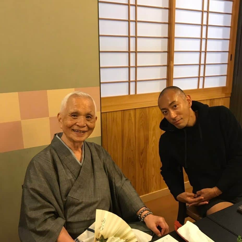 市川海老蔵 （11代目）さんのインスタグラム写真 - (市川海老蔵 （11代目）Instagram)「* With my favorite man together again. Feeling great!  今日も大好きな方と隣です😍 嬉しい！  #市川海老蔵 #海老蔵 #成田屋 #歌舞伎 #亀井忠雄 #ABKAI #ABMORI #ebizoichikawa #ebizo #kabuki #thunderparty  #classic」4月20日 19時07分 - ebizoichikawa.ebizoichikawa